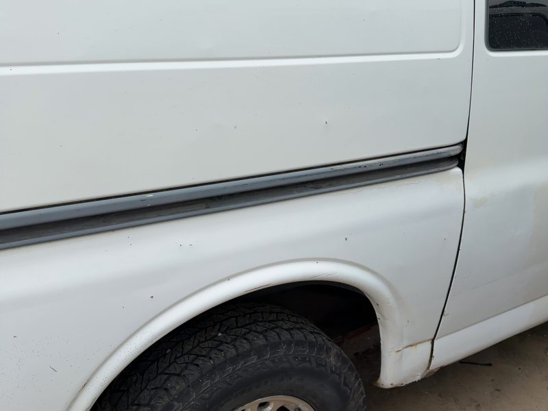 2002 Chevrolet Van Express 2500 Series Quarter Panel Moulding RH