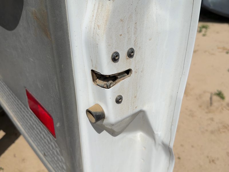 2005 Ford F350 Super Duty Pickup Front Door Latch RH