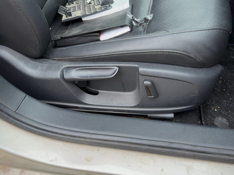 2014 Jetta Except Gli Seat Track RH