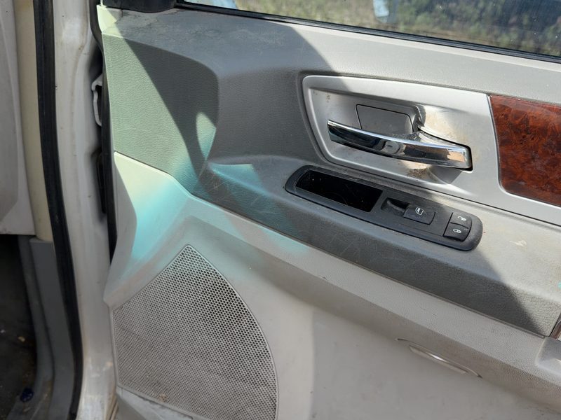 2010 Chrysler Town & Country Front Door Trim Panel RH