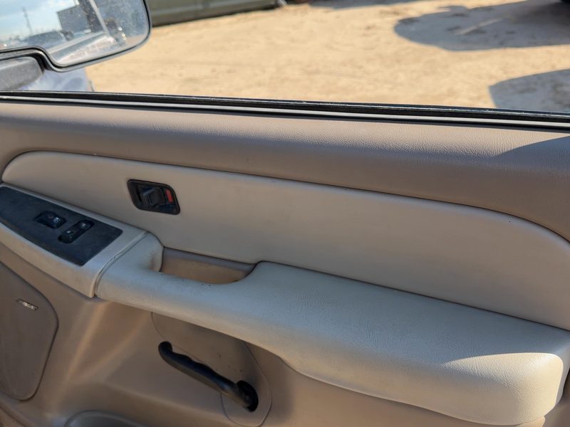 2003-2004 Chevy/gmc Suburban 1500 Series Front Door Trim Panel RH