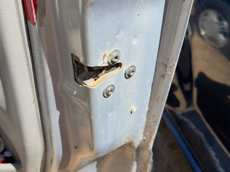 2000 Chevrolet Venture Front Door Latch RH