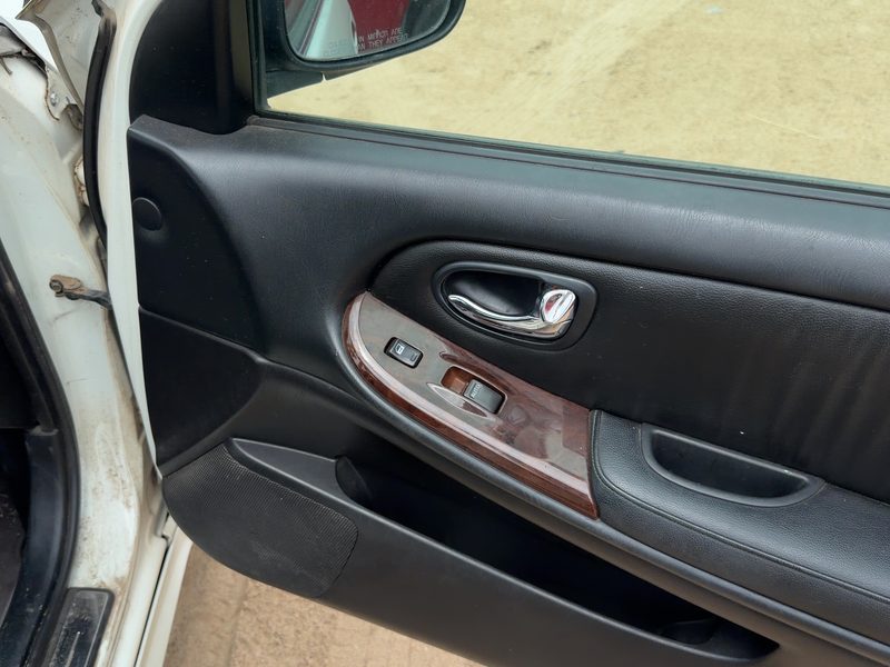 2000-2001 Infiniti I30 Front Door Trim Panel RH