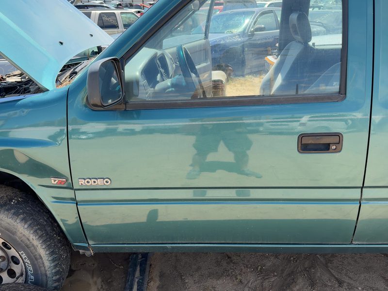 1995-1997 Isuzu Rodeo Front Door LH