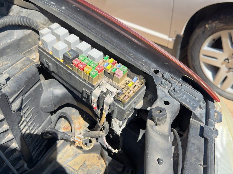 2005-2007 Ford Escape Engine Fuse Box