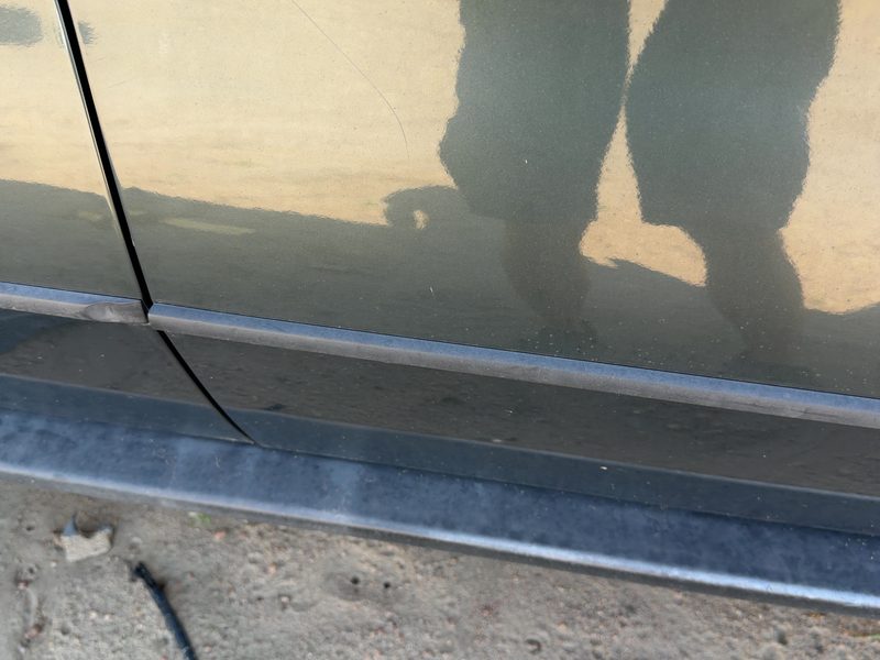 2000-2006 BMW X5 Front Door Moulding RH