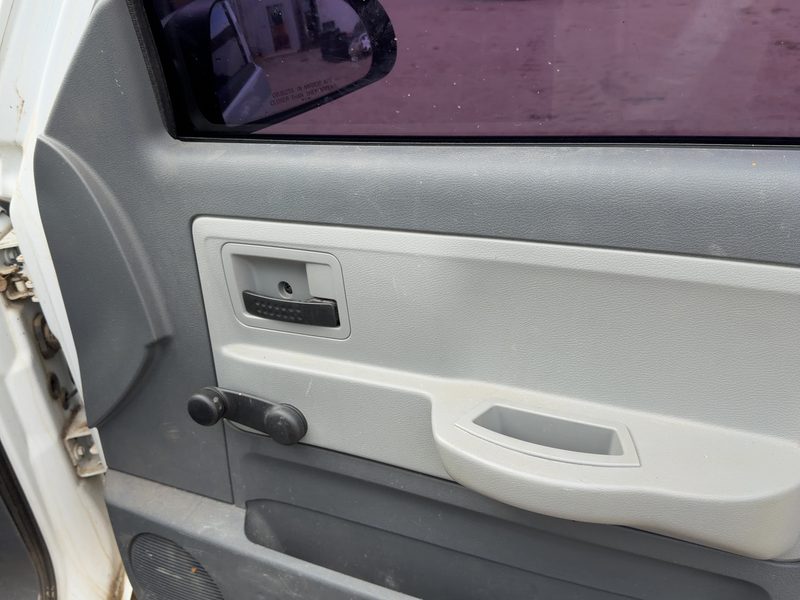2005-2007 Dodge Dakota (mid-size) Front Door Trim Panel RH