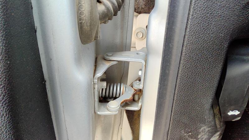 2010 Chevrolet Tahoe Front Door Hinge LH