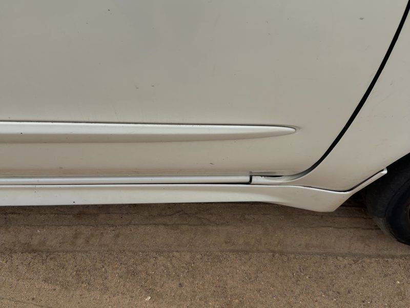 2000-2001 Infiniti I30 Front Door Moulding RH
