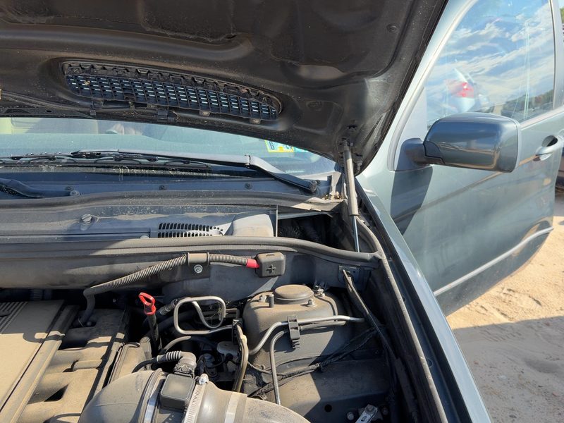 2000-2006 BMW X5 Hood Hinge RH