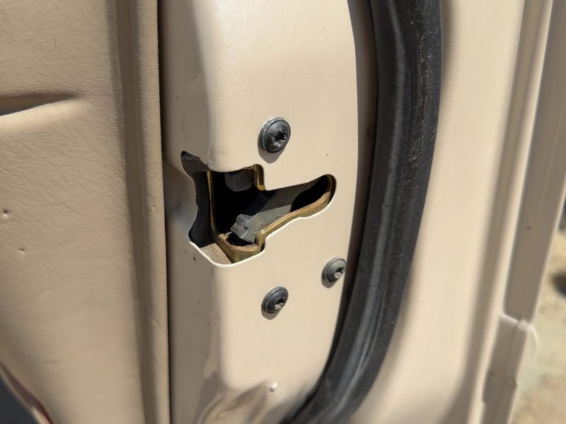 2000-2002 Lincoln LS Front Door Latch RH