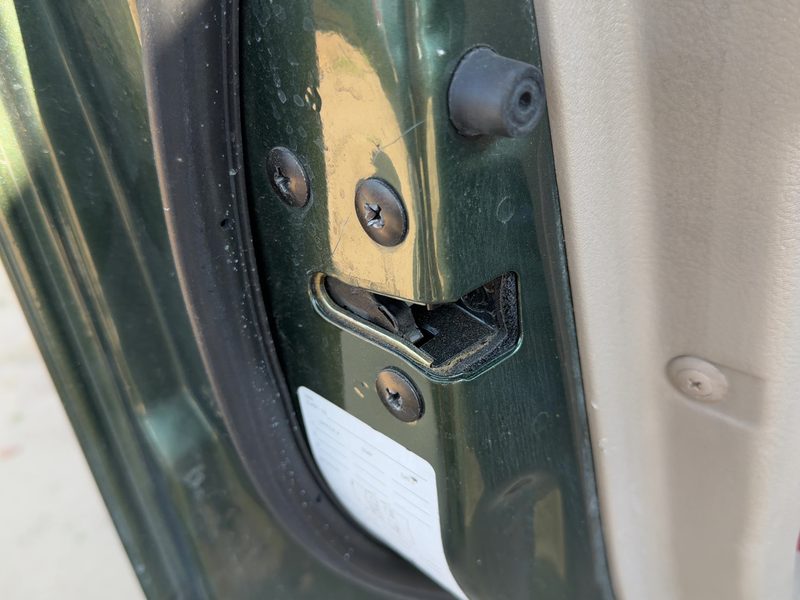 2003-2009 Kia Sorento Front Door Latch LH