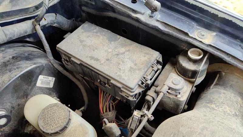 1999 Ford Pickup F150 Series Engine Fuse Box