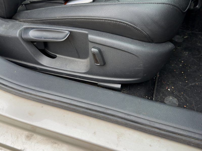 2014 Jetta Except Gli Seat Track RH