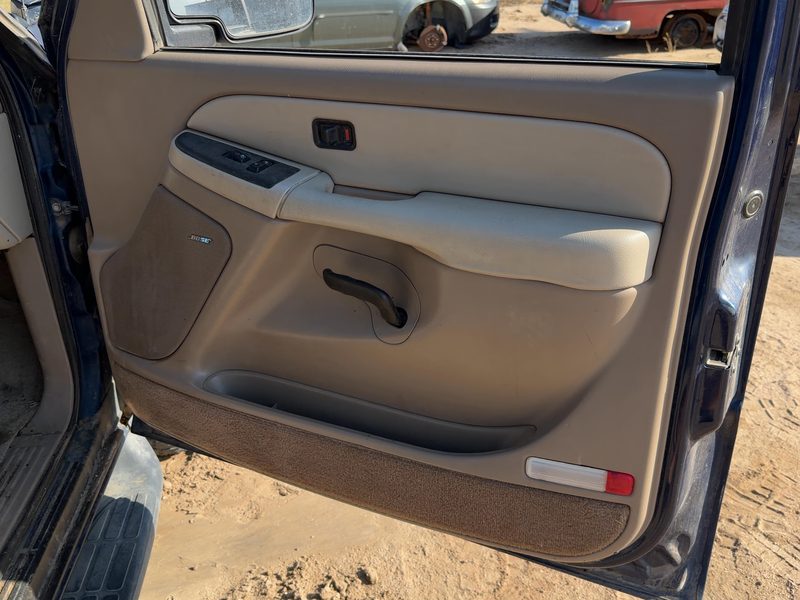 2003-2004 Chevy/gmc Suburban 1500 Series Front Door Trim Panel RH
