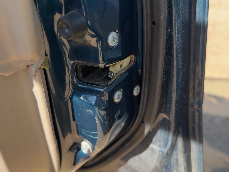 1998-2002 Toyota Corolla (also See FX 87-88) Front Door Latch RH