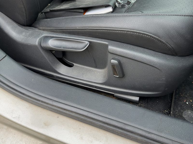 2014 Jetta Except Gli Seat Track RH