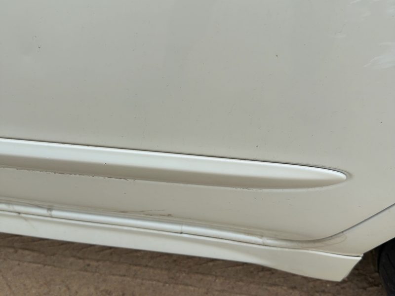 2000-2001 Infiniti I30 Rear Door Moulding LH