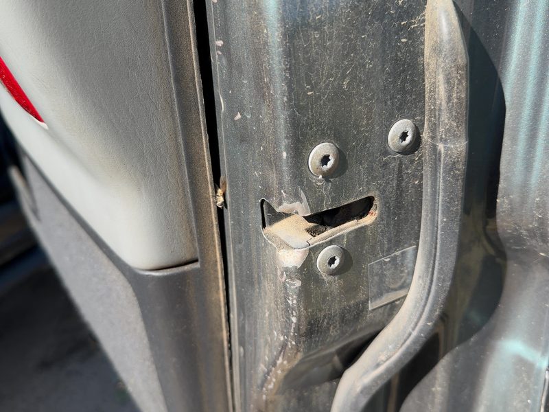 2002-2004 Jeep Grand Cherokee Front Door Latch RH