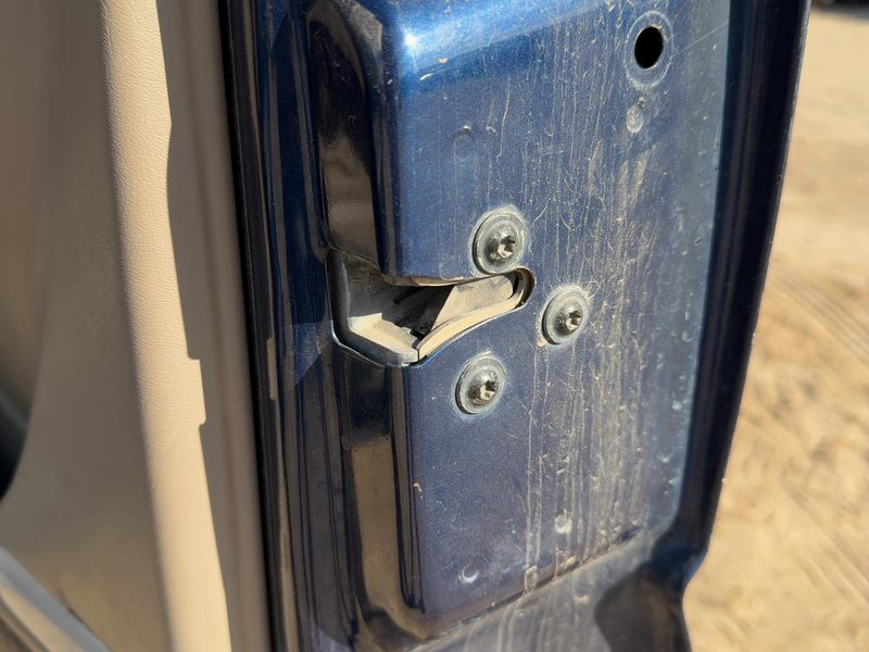 2001-2004 Chevy/gmc Suburban 1500 Series Front Door Latch RH
