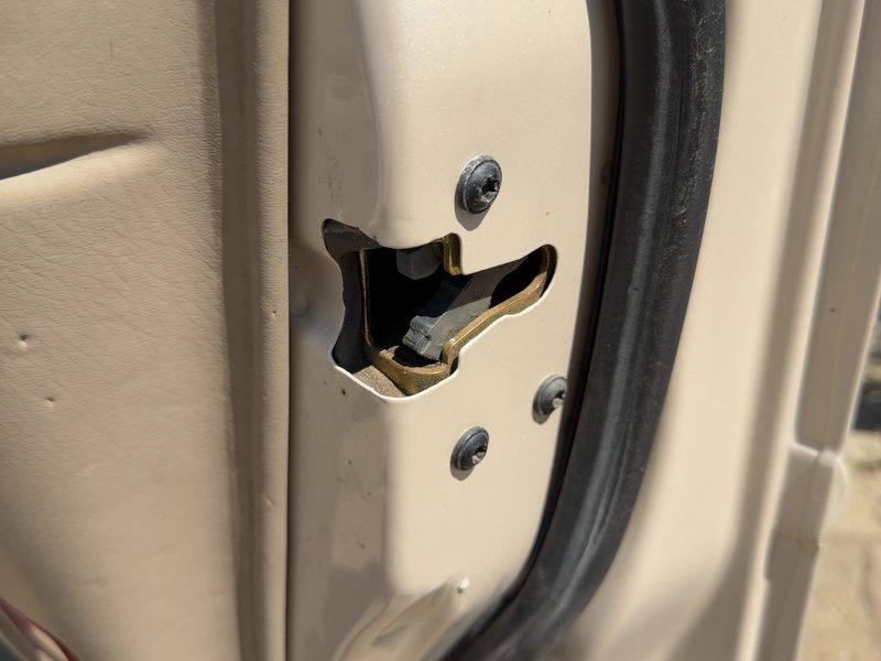2000-2002 Lincoln LS Front Door Latch RH