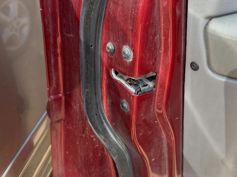2001 Ford Taurus(see Also Taurus X) Front Door Latch LH
