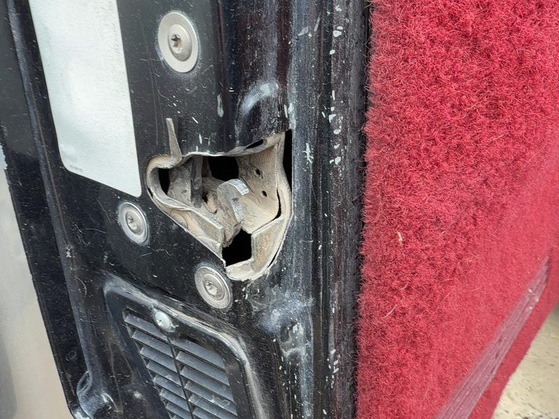 1992-2000 Chevrolet Pickup 1500 Series Front Door Latch LH