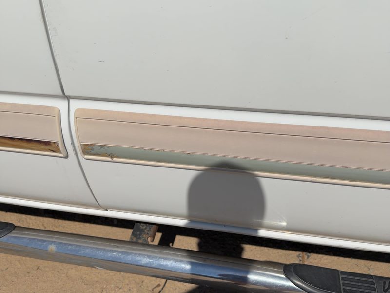 2003-2007 Chevrolet 2500 Silverado Pickup Front Door Moulding RH