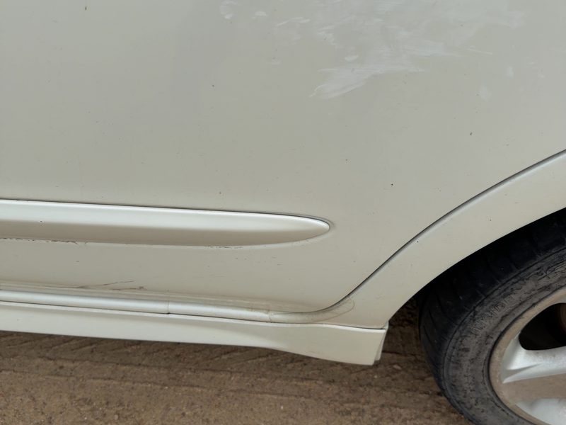 2000-2001 Infiniti I30 Rear Door Moulding LH