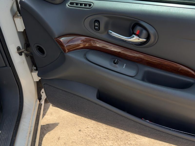 2004-2005 Buick Lesabre (80 & Up) Front Door Trim Panel RH