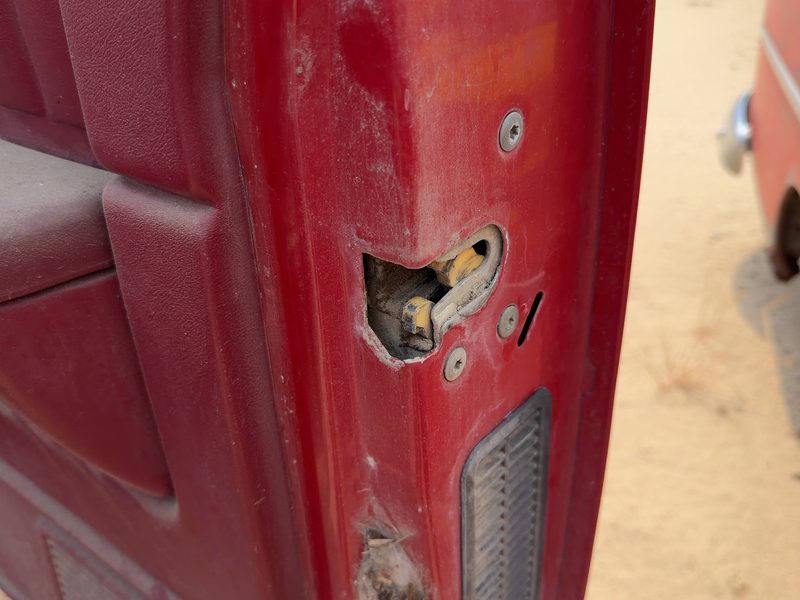 1991 Dodge Dakota (mid-size) Front Door Latch RH