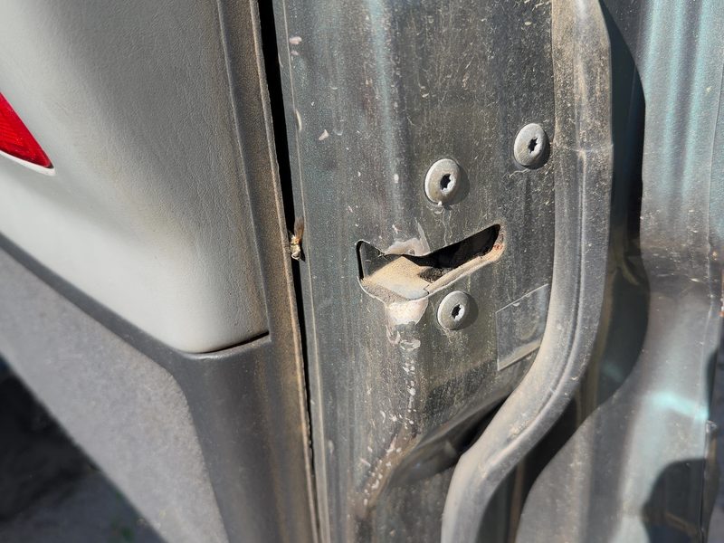 2002-2004 Jeep Grand Cherokee Front Door Latch RH