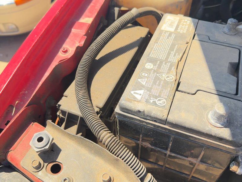 2000-2004 Jeep Grand Cherokee Engine Fuse Box
