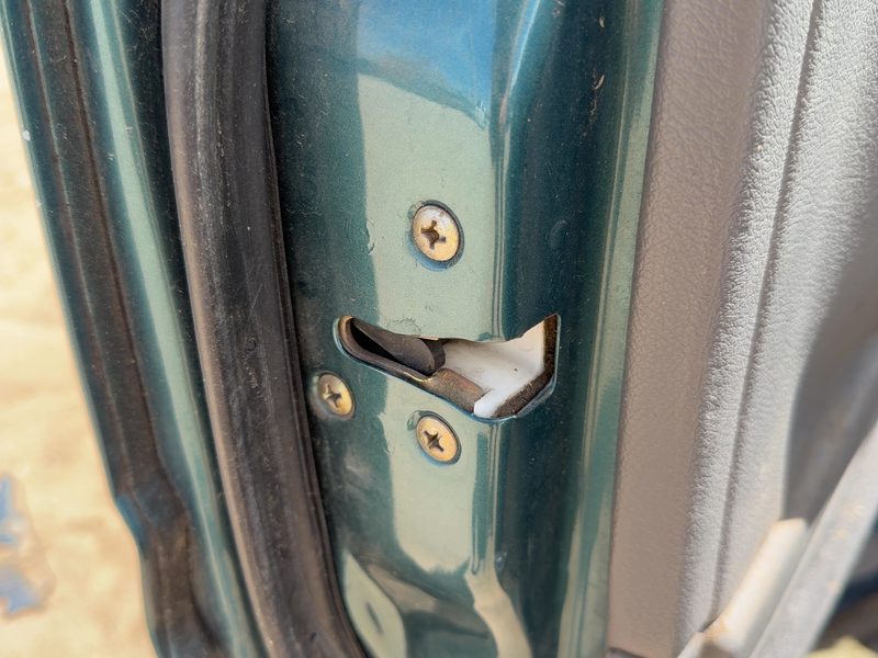 1995 Isuzu Rodeo Front Door Latch LH