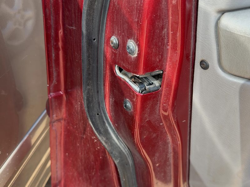 2001 Ford Taurus(see Also Taurus X) Front Door Latch LH