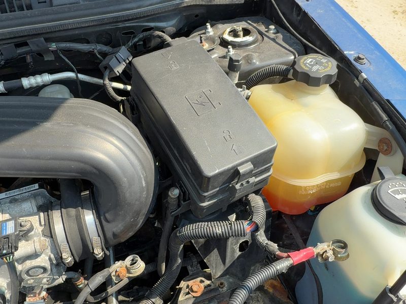 2004-2005 Saturn Vue Engine Fuse Box