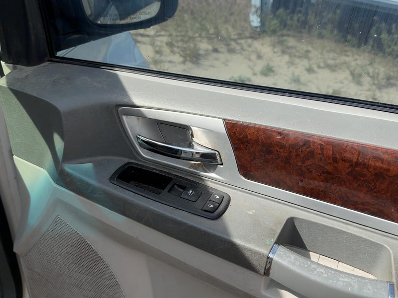 2010 Chrysler Town & Country Front Door Trim Panel RH