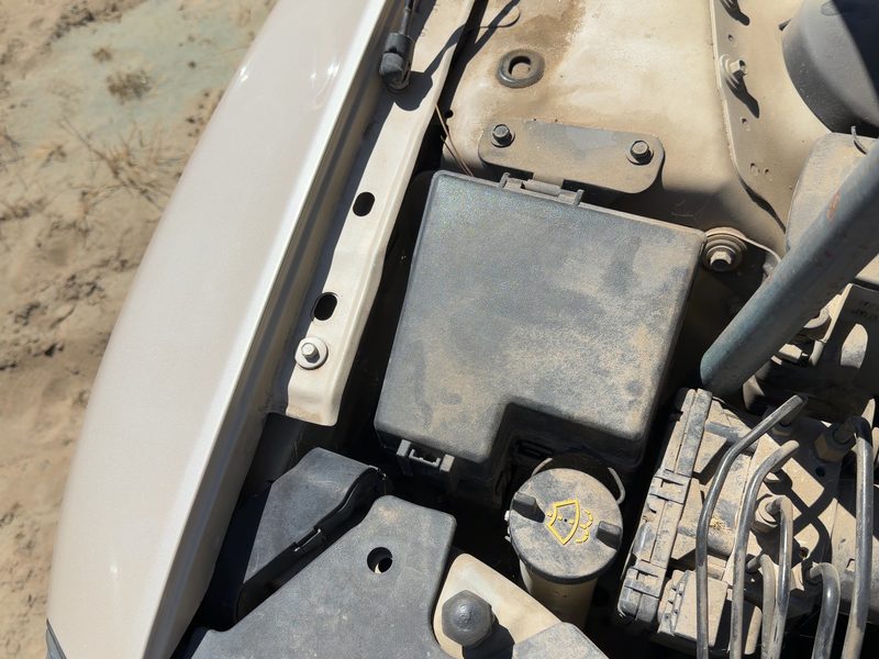 2000-2005 Lincoln LS Engine Fuse Box