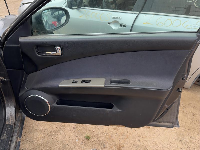 2005-2006 Nissan Altima Front Door Trim Panel RH
