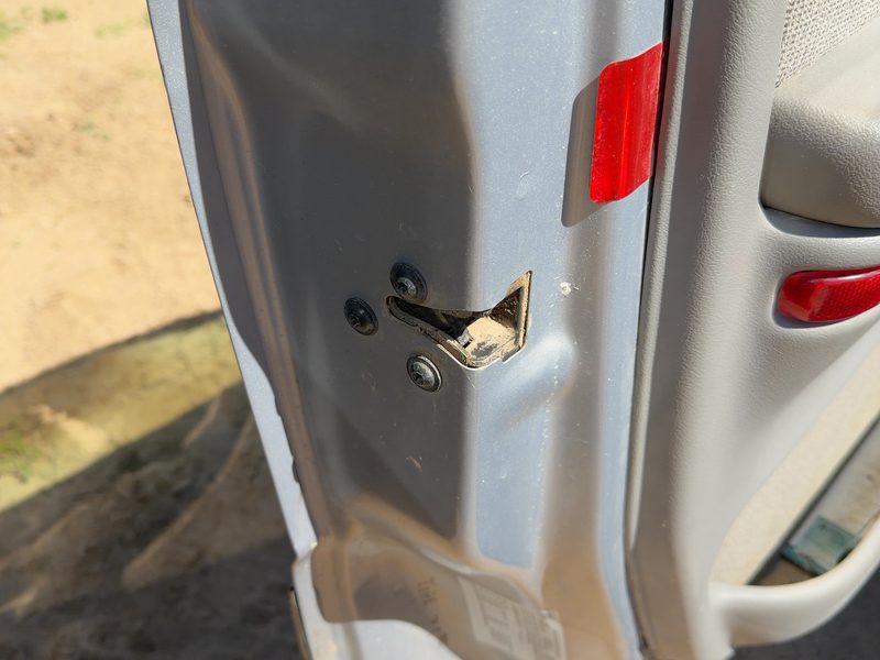2000 Chevrolet Venture Front Door Latch LH