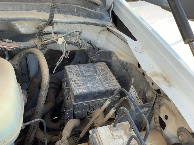 2005-2007 Ford F350 Super Duty Pickup Engine Fuse Box