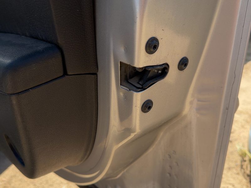 2005-2010 Pontiac G6 Front Door Latch RH