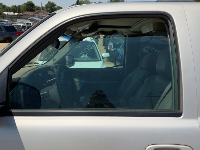 1999-2007 Chevy/gmc Suburban 1500 Series Front Door Glass/Window LH