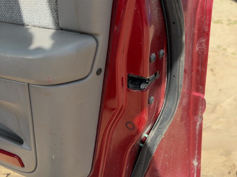 2001 Ford Taurus(see Also Taurus X) Front Door Latch RH