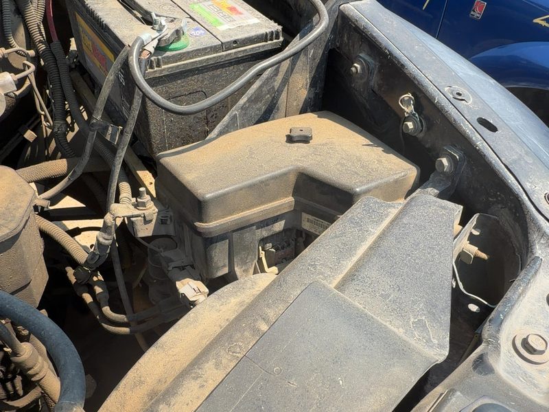 2002-2003 Dodge Ram Pickup 1500 Series Engine Fuse Box