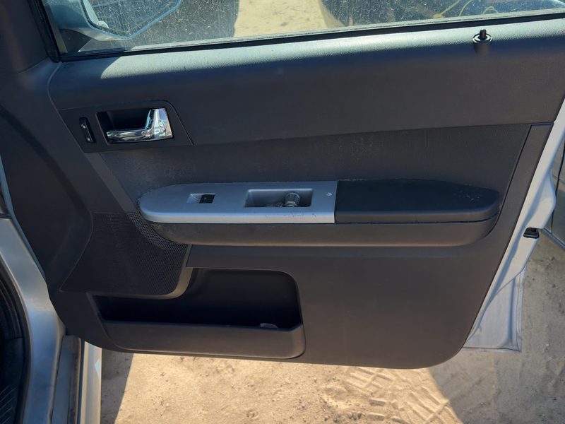 2008-2011 Mercury Mariner Front Door Trim Panel RH