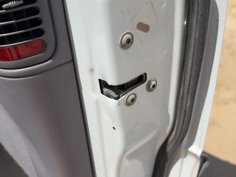 1996-1999 Chrysler Town & Country Front Door Latch RH