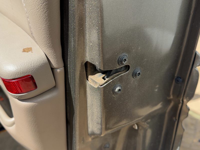 1999 Pontiac Bonneville (80 & Up) Front Door Latch RH