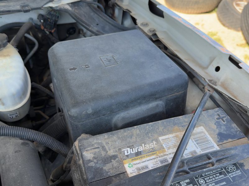 2003-2005 Chevrolet 2500 Silverado Pickup Engine Fuse Box