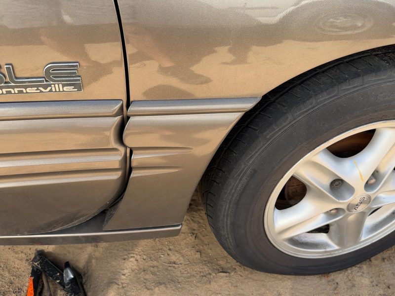 1999 Pontiac Bonneville (80 & Up) Fender Moulding RH